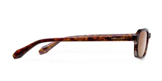 Lentes de sol con montura rectangular de diseño carey y cristales polarizados en tono marrón.