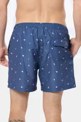 Short de baño azul con estampado de veleros blancos, cintura elástica con cordón ajustable, dos bolsillos laterales y suspensor de malla fina.