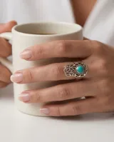 Anillo de plata 925 con diseño de mano de Fátima (Hamsa) calado y piedra turquesa central engastada.