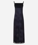 Vestido largo de tirantes finos, con escote recto y detalle fruncido lateral. Presenta un estampado abstracto con manchas difuminadas en tonos azul, verde y negro.
