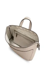 Mochila de cuero sintético color tostado, de diseño moderno y funcional, con bolsillo frontal y broche, y correas ajustables y desmontables.