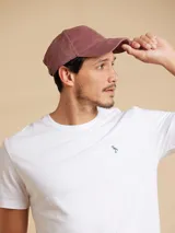 Gorro tipo visera de algodón color gris, con logo bordado en el frente.