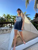 Remerón negro con estampa frontal con texto "New York Brooklyn Motorcyles Run and Wave".