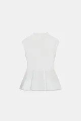Top blanco sin mangas con cuello perkins y bajo con volado tipo peplum.