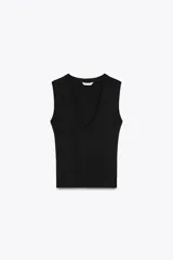 Camiseta negra de corte ajustado (slim fit) con escote en pico profundo y manga sisa.