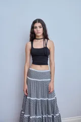 Top marrón de jersey con escote asimétrico y lazo para atar en el cuello.