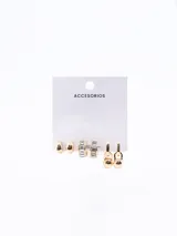 Set de tres pares de caravanas en tono dorado. Incluye un par de aros pequeños tipo gota, un par de aros tipo argolla con incrustaciones de cristales rectangulares y un par de aros tipo argolla con dije de esfera colgante.