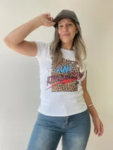 Remera blanca de algodón con estampado frontal que incluye un fondo de animal print, las palabras 'Love Revolution' en letras de colores y estrellas.
