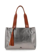 Cartera shopper de cuero graneado metalizado en color plateado, con asas y detalle de borla colgante en color tostado. Cuenta con dos compartimentos con cierre y uno con broche magnético.