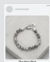 Pulsera elástica compuesta por cuentas de piedra natural Jaspe Larvikita en tonos grises, intercaladas con separadores cilíndricos de acero.