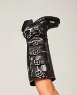 Botas altas de cuero marrón con acabado desgastado, múltiples hebillas metálicas laterales y tacón bajo cuadrado.