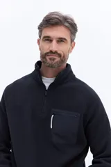 Buzo de polar color marrón con cuello alto y cierre frontal parcial. Presenta un bolsillo frontal con cierre en contraste de color y mangas largas.