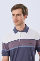 Remera polo de manga corta con diseño de franjas horizontales en tonos azul, beige, marrón y celeste. Cuenta con cuello camisero, cierre frontal de dos botones y pequeño logo bordado en el pecho.