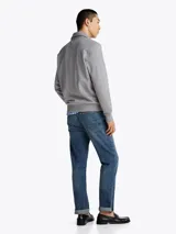 Buzo Tommy Hilfiger de felpa gris con cuello chimenea, cierre de cremallera frontal, bolsillos tipo canguro, puños y bajo de punto canalé, logo bordado en el pecho y corte regular.