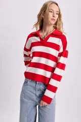 Sweater de punto a rayas horizontales rojas y blancas, con cuello polo y mangas largas.