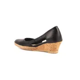 Zapato de cuero negro con taco corrido revestido en corcho y plataforma de yute trenzado. Cuenta con diseño lateral abierto y puntera redondeada.