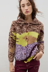 Saco de punto con diseño de bloques de color en técnica intarsia, combinando tonos marrones jaspeados, verde lima y violeta. Presenta cuello redondo, cierre frontal con botones y mangas largas.