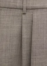 Pantalón de vestir de corte recto y tiro bajo en color gris, confeccionado 100% en lana con forro de viscosa. Cuenta con diseño de pinzas, trabillas, bolsillos laterales y dos bolsillos posteriores de ribete.