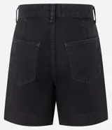 Short de jeans de tiro alto, color celeste claro, con corte recto y bolsillos.