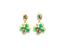 Caravanas largas de metal dorado con diseño abstracto, adornadas con cristales en tonos verdes y cobrizos, y estructura de alambre envuelto.