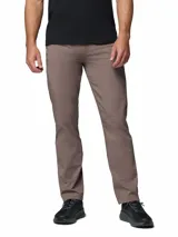 Pantalón de corte recto y color marrón, de diseño clásico con cinco bolsillos, trabillas para cinturón y tecnología Omni-Wick para mayor comodidad y absorción de la humedad.