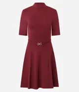 Vestido midi evasé color bordó, con cuello alto, mangas cortas y cintura marcada con cinturón fino removible con hebilla metálica dorada.