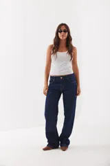 Pantalón de jean estilo wide leg en color azul oscuro, con tiro medio y corte recto amplio desde la cadera hasta el ruedo.