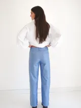 Pantalón celeste de corte recto.