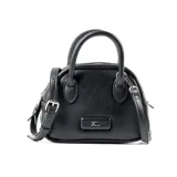 Cartera mini de estilo clásico confeccionada en símil cuero color negro, con cierre superior, doble asa fija y correa larga regulable extraíble. Presenta herrajes plateados y logo de la marca en el frente.