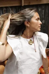 Aros tipo argolla pequeña de diseño minimalista, realizados artesanalmente en bronce y alpaca con pernos de plata 925.