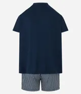 Pijama corto masculino confeccionado en mezcla de algodón, viscosa y elastano. Incluye una remera de manga corta, cuello redondo y bolsillo frontal con detalle listrado, combinada con un short de rayas finas y cintura elástica.
