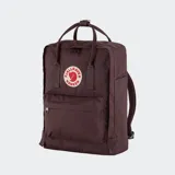Mochila Fjallraven modelo Kanken Classic, color negro, con compartimento principal con cierre, bolsillo frontal con cierre, asas superiores con broche y correas ajustables para los hombros. Incluye el parche redondo característico de la marca en el frente.