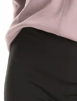 Legging de tiro alto con cintura ancha modeladora y faja interna de compresión. Confeccionado en tejido premium con elasticidad en cuatro direcciones y pierna entallada.