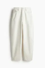 Pantalón de jean color crudo, de corte holgado y tiro alto.