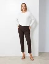 Pantalón negro de gabardina elastizada, marca Zac & Rachel. Corte recto, pretina ancha pespunteada, bolsillos simulados y largo al tobillo.