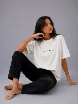 Remera de corte oversize color blanco, con cuello redondo y frase 'COOL AND TRENDY' estampada en el centro del pecho.