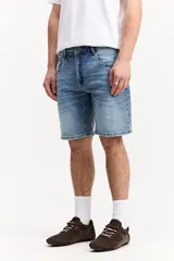 Bermuda de jean negra de corte regular y largo por encima de la rodilla, con diseño clásico de cinco bolsillos y trabillas para cinturón.