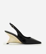 Zapato slingback Satinato de tacón anabela cromado dorado, color negro, confeccionado en PU con acabado charol, diseño destalonado de punta fina y tira trasera ajustable con hebilla.