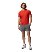 Remera técnica deportiva Columbia de manga corta en color rojo, con tecnología Omni-Shade y Omni-Wick, ideal para running y actividades al aire libre. Presenta mangas tipo raglán, cuello redondo y el logo de la marca estampado en el pecho en color blanco.