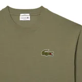 Camiseta color verde militar con logo de Lacoste bordado en el pecho.