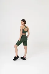 Top deportivo de corte clásico tipo musculosa, con escote redondo y espalda estilo nadador, confeccionado en tejido elástico de acabado satinado.