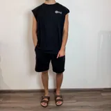 Musculosa color beige con cuello redondo y estampado con texto en japonés en el pecho.