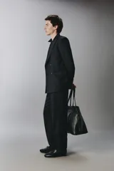 Blazer cruzado regular fit negro, con solapa de pico, bolsillos con solapa en la cadera, bolsillo de vivo en el pecho y cierre frontal con doble botonadura.