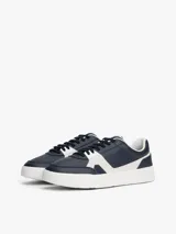 Zapatillas de tenis Tommy Hilfiger de corte bajo, confeccionadas en piel napa color azul marino con paneles laterales en contraste color blanco. Presentan cierre con cordones, suela de goma blanca y logo de la marca grabado en el lateral y el talón.