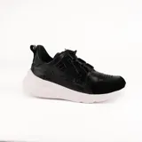 Championes deportivos confeccionados en cuero negro con detalles texturizados tipo cocodrilo, puntera perforada y suela chunky de goma blanca.