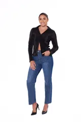 Camisa negra plisada con escote en V y cierre frontal con tres botones.