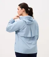 Campera rompevientos deportiva color celeste, con capucha y cordones de ajuste, cierre frontal completo, mangas largas con puños elásticos y bolsillos funcionales.