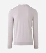 Suéter de corte regular, cuello redondo y manga larga, confeccionado en tejido de viscosa con textura suave y caída ligera.