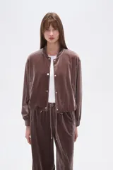 Campera estilo bomber de poliéster color marrón topo, con cuello mao, cierre frontal y puños y cintura elásticos.