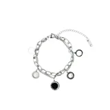 Pulsera doble de acero quirúrgico color plateado, con cadena de eslabones grandes y cadena de eslabones finos. Incluye dijes redondos con números romanos en negro y blanco.